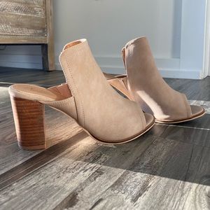 LIKE NEW Catherine Malandrino mules - a wardrobe staple!